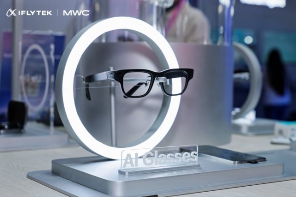 全球首秀！讯飞AI眼镜MWC惊艳登场：不仅是翻译官，更是随行超级助理 