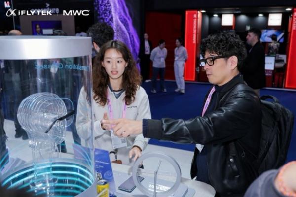 全球首秀！讯飞AI眼镜MWC惊艳登场：不仅是翻译官，更是随行超级助理 
