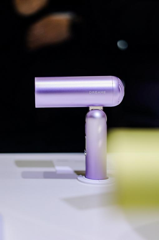 展台现场大排长龙，头部媒体争相报道，追觅个护成2026AWE“顶流”