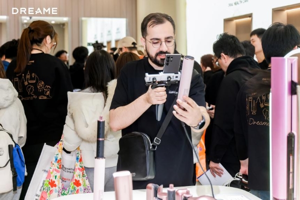 展台现场大排长龙，头部媒体争相报道，追觅个护成2026AWE“顶流”