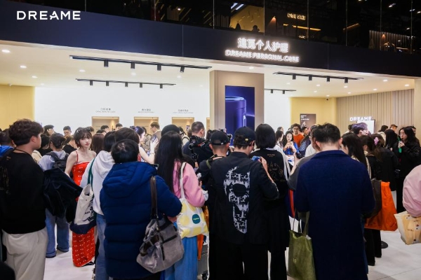 展台现场大排长龙，头部媒体争相报道，追觅个护成2026AWE“顶流”