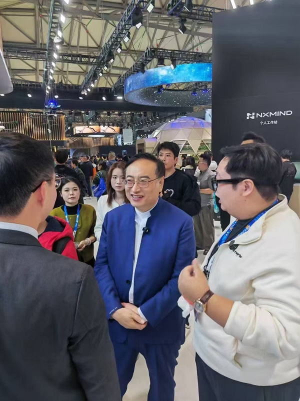 硬核科技加冕！AI智能沙发开创者舒漫德AWE收官成AI智能沙发标杆，获行业大咖集体称赞