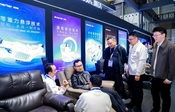 硬核科技加冕！AI智能沙发开创者舒漫德AWE收官成AI智能沙发标杆，获行业大咖集体称赞