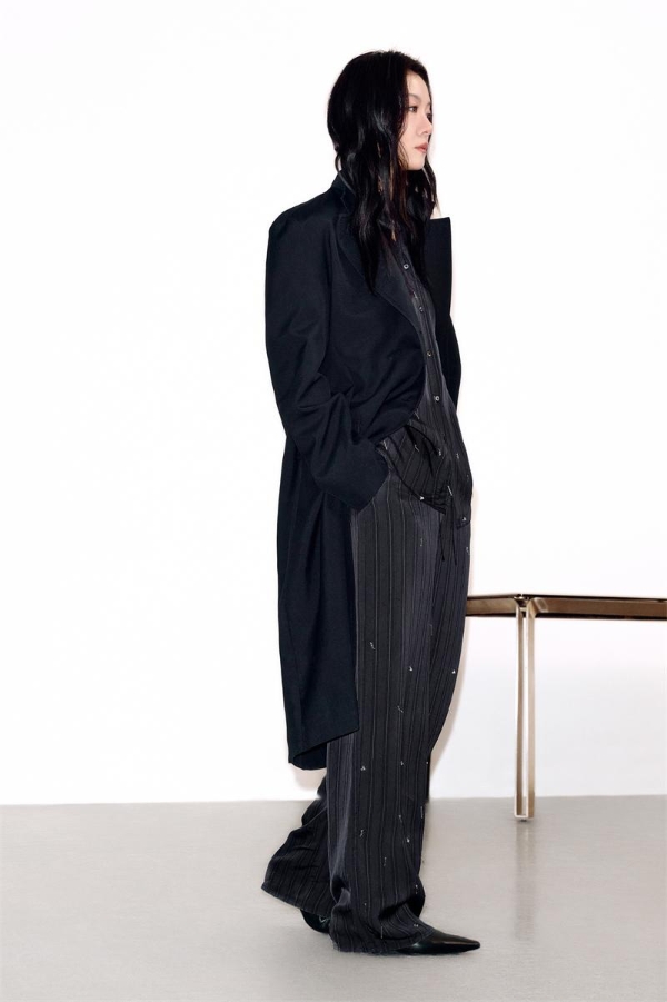 JNBY 2026春夏系列“凝视”：以艺术之名，择品质之选 