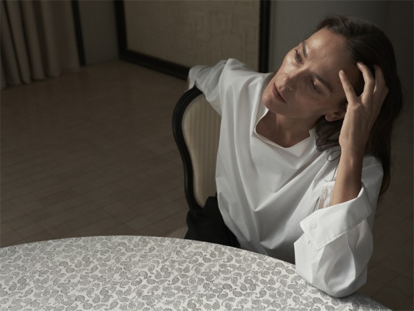 JNBY 2026春夏系列“凝视”：以艺术之名，择品质之选 