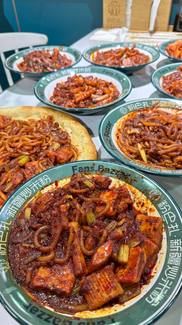 一碗新疆炒米粉的新章：粉巴扎南门总店一周年，用“地标美食”点燃城市热焰 