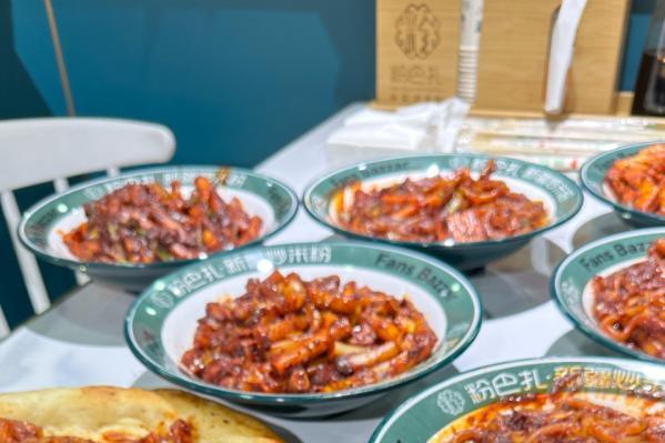 一碗新疆炒米粉的新章：粉巴扎南门总店一周年，用“地标美食”点燃城市热焰 
