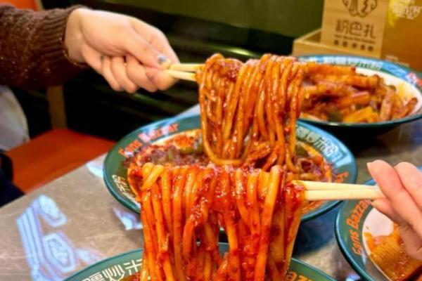 一碗新疆炒米粉的新章：粉巴扎南门总店一周年，用“地标美食”点燃城市热焰 