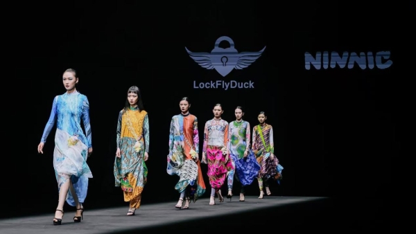潮玩时尚跨界融合 人气IP NINNIC闪耀中国国际时装周 