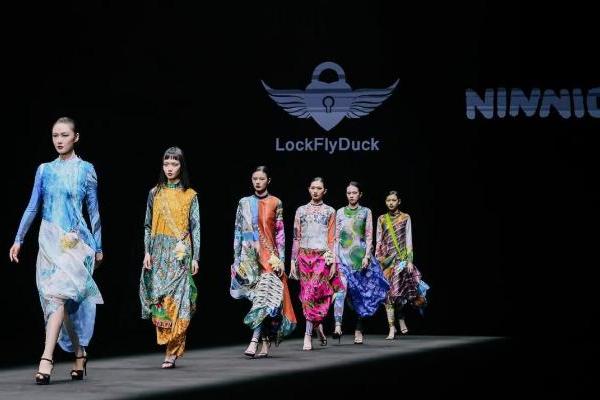 潮玩时尚跨界融合 人气IP NINNIC闪耀中国国际时装周 