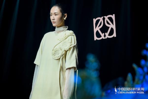 栖野藏锦：KIPMIC STYLE 2026秋冬，以时装重塑内在肌肤 