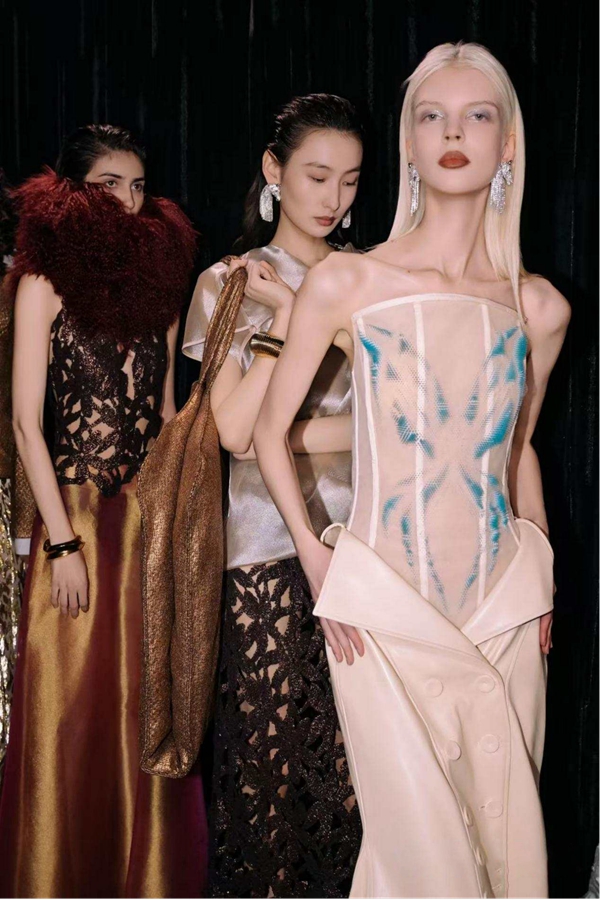 非均质之光 |MAGGIE MA诠释当代女性之光 