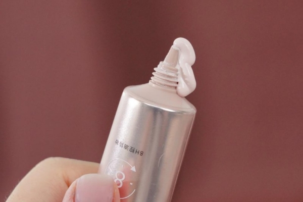 8小时长效持妆，hfp小金管素颜霜让你出行自带好气色 