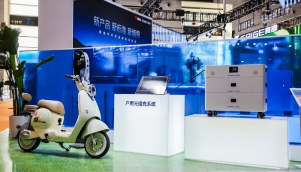 雅迪华宇电池天津展焕新发布：实现“铅钠锂通配”，铅酸服务再升级至15个月换新 