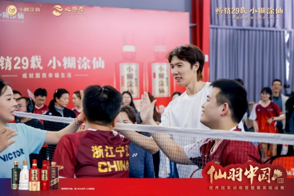 世界冠军来了！李俊慧亮相宁波“仙羽中国·与冠军同行”，点亮羽球幸福时刻 