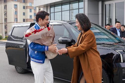 共筑健康产业新生态：盗龄医生创始人万百万率团考察山东宝来利来 