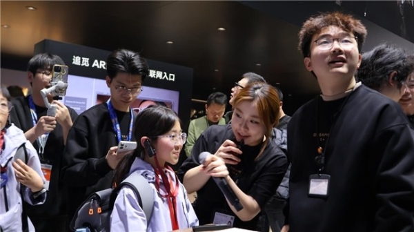 追觅 D・Note AI 录音名片亮相AWE 以硬核技术打造随身智能办公新体验 