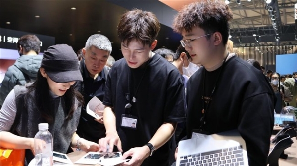 追觅 D・Note AI 录音名片亮相AWE 以硬核技术打造随身智能办公新体验 