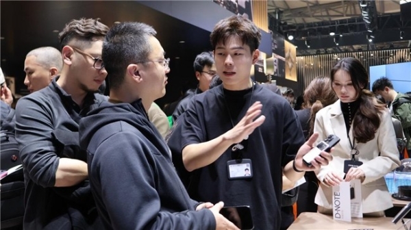 追觅 D・Note AI 录音名片亮相AWE 以硬核技术打造随身智能办公新体验 