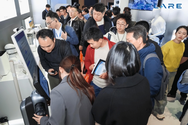 AWE现场观察 | 具身智能新方向:星炽动力如何让机器人率先敲开家门? 