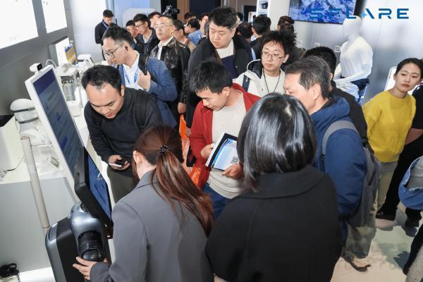 AWE现场观察 | 具身智能新方向:星炽动力如何让机器人率先敲开家门? 