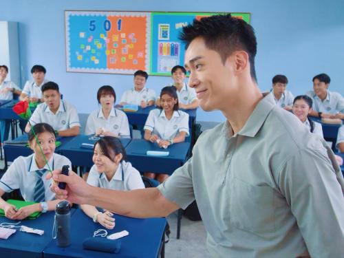 新加坡电视剧《迷茫又无惧的我们》播出邓伟徳演绎“问题老师” 