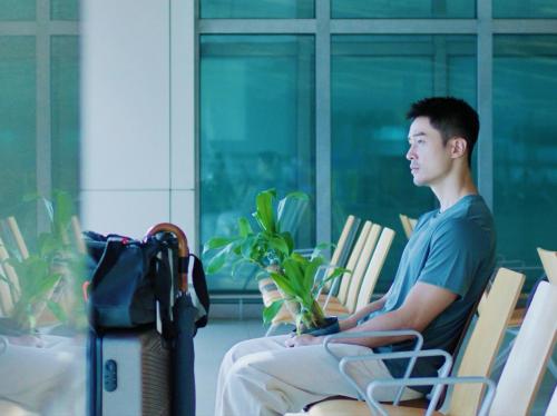 新加坡电视剧《迷茫又无惧的我们》播出邓伟徳演绎“问题老师” 