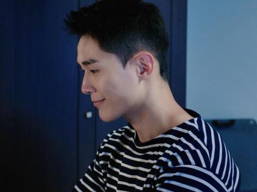 新加坡电视剧《迷茫又无惧的我们》播出邓伟徳演绎“问题老师” 