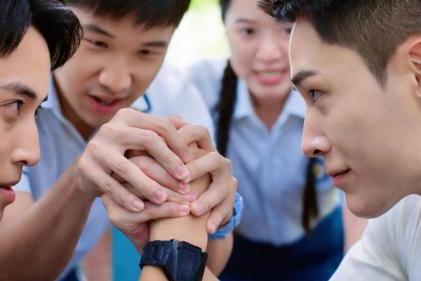 新加坡电视剧《迷茫又无惧的我们》播出邓伟徳演绎“问题老师” 