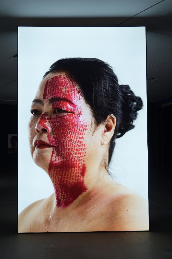 将50个鞋底印在脸上，《痕迹》杨烨炘艺术展引发观众热议 