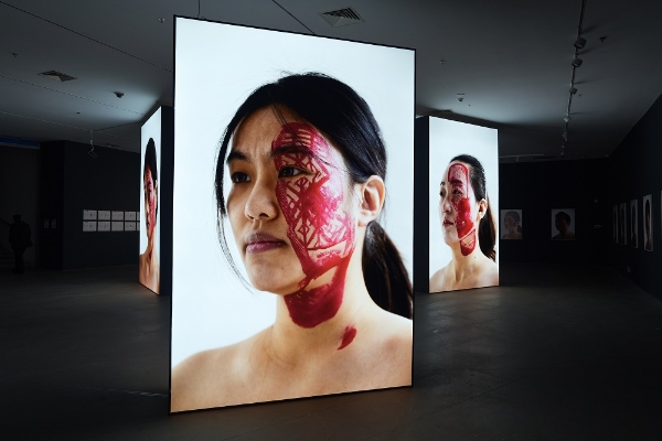 将50个鞋底印在脸上，《痕迹》杨烨炘艺术展引发观众热议 