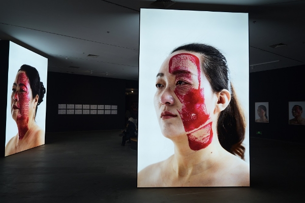 将50个鞋底印在脸上，《痕迹》杨烨炘艺术展引发观众热议 