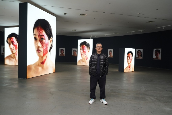 将50个鞋底印在脸上，《痕迹》杨烨炘艺术展引发观众热议 