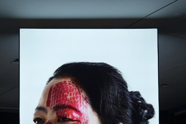 将50个鞋底印在脸上，《痕迹》杨烨炘艺术展引发观众热议 