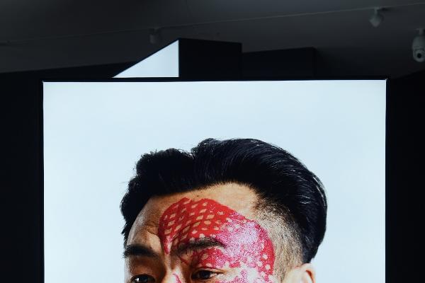 将50个鞋底印在脸上，《痕迹》杨烨炘艺术展引发观众热议 