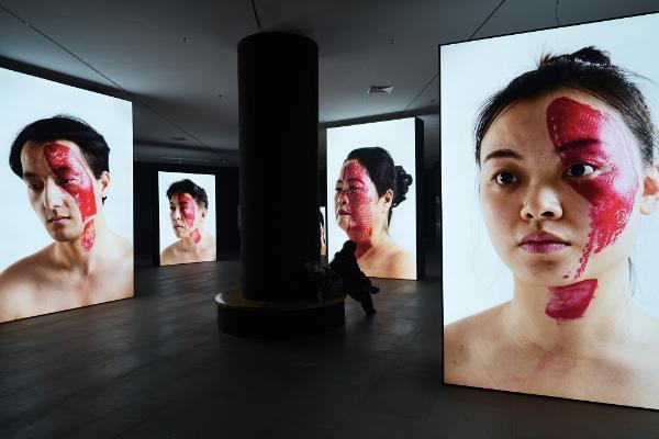 将50个鞋底印在脸上，《痕迹》杨烨炘艺术展引发观众热议 