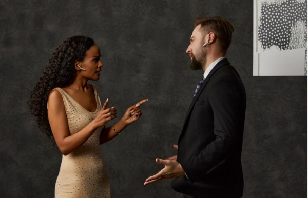 无惧噪音干扰时空壶W4骨声纹技术解锁户外跨语言交流新体验 