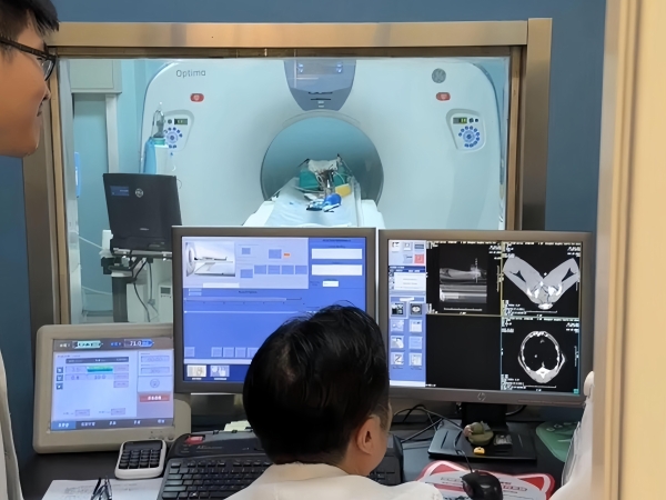 新瑞鹏集团上海顽皮家族虹桥总院罕见病例突破！巨型肾囊肿猫咪获微创救治 