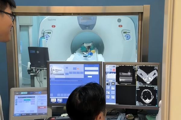 新瑞鹏集团上海顽皮家族虹桥总院罕见病例突破！巨型肾囊肿猫咪获微创救治 