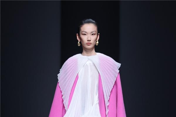 探寻内在力量：乙乙国际以时装解构“规则下的自我”