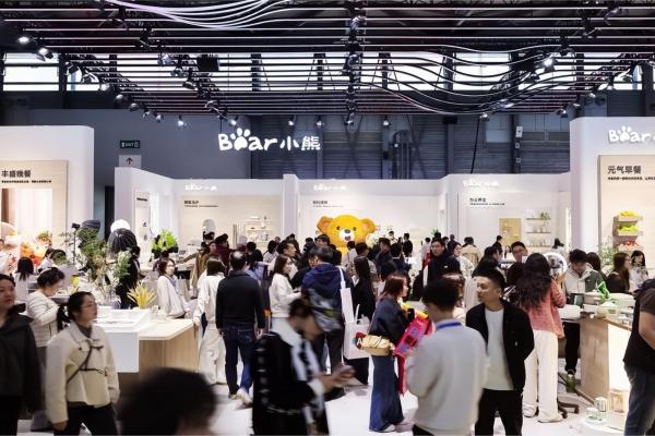 从AI产品系列到全场景布局：小熊电器AWE展示品质生活新范式