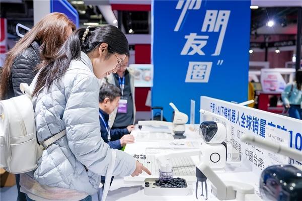 元萝卜携全线棋类机器人亮相AWE2026，展现彰显家用AI创新实力