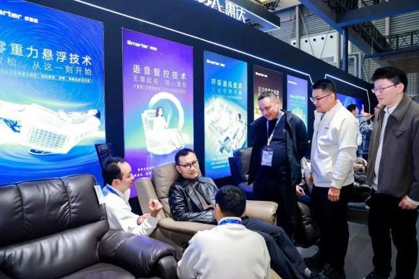 硬核科技加冕！AI智能沙发开创者舒漫德AWE收官成AI智能沙发标杆，获行业大咖集体称赞