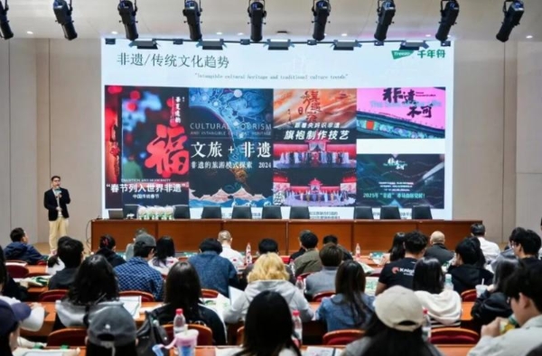 纹艺觉醒·牧绘北疆丨千年舟花色设计大赛走进内蒙古师范大学，共话草原家居新未来 