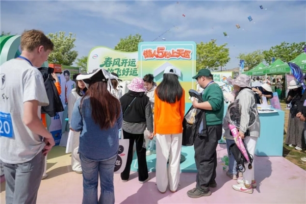 Leader统帅亮相潍坊风筝节 懒人三筒引爆非遗盛会 