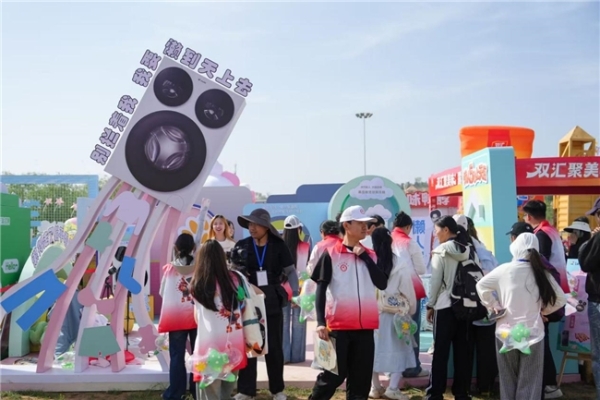 Leader统帅亮相潍坊风筝节 懒人三筒引爆非遗盛会 