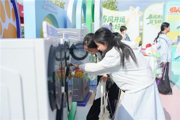 Leader统帅亮相潍坊风筝节 懒人三筒引爆非遗盛会 