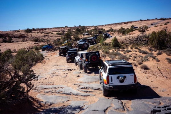 文化出海向：东方越野对话世界 纵横G700亮相摩押60周年 