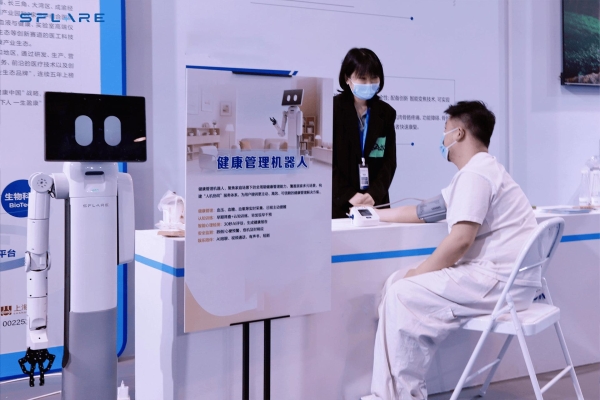 星炽动力机器人亮相2026青岛马拉松：深度赋能赛后守护，家庭守护从完赛区开始 