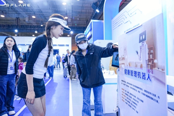 星炽动力机器人亮相2026青岛马拉松：深度赋能赛后守护，家庭守护从完赛区开始 